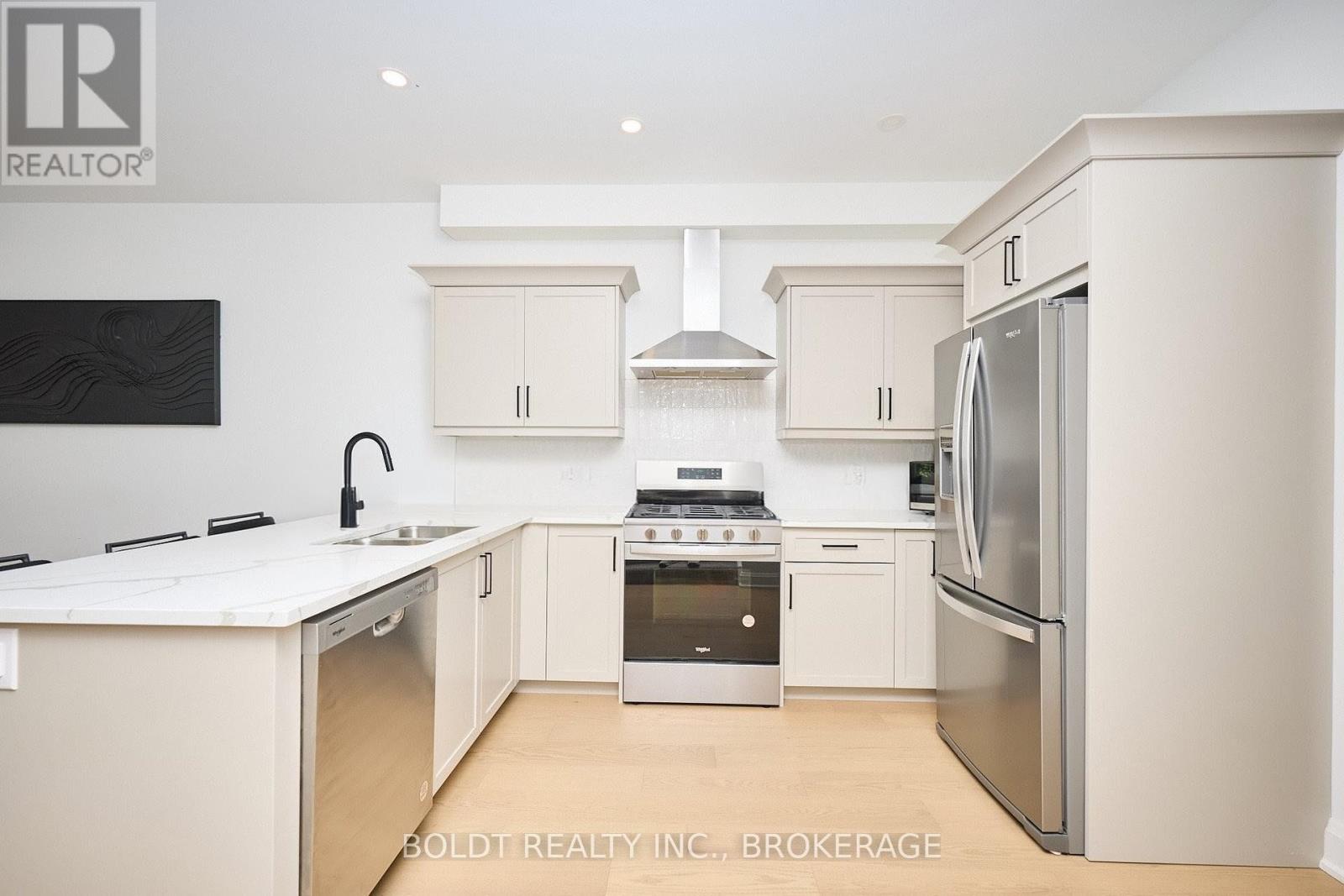 556 Mississauga Avenue, Fort Erie, Ontario  L2A 0G8 - Photo 5 - X12435084