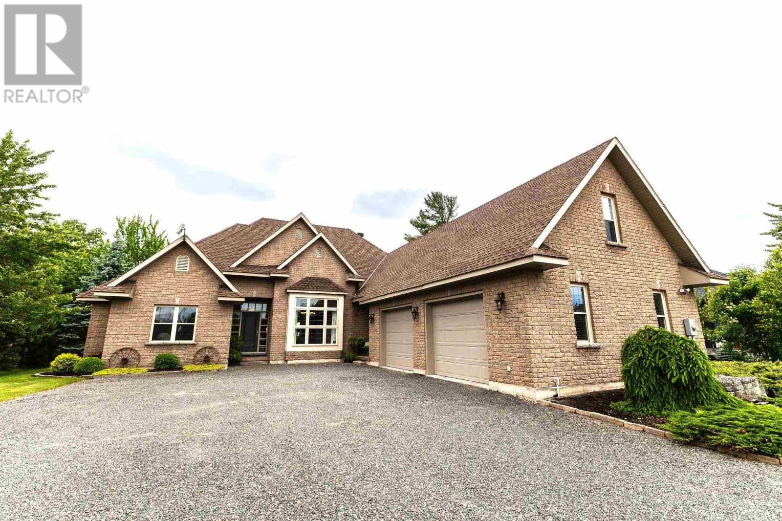 857 Sunnyside Beach Rd, Sault Ste. Marie, Ontario  P6A 6K4 - Photo 1 - SM252833