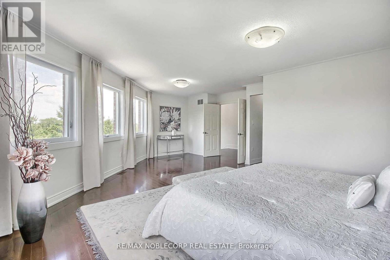 22 Escapade Drive, Richmond Hill, Ontario  L4E 4X7 - Photo 14 - N12438018