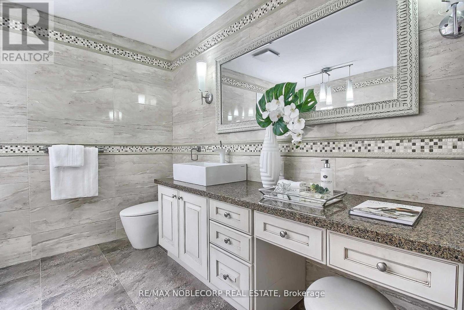 22 Escapade Drive, Richmond Hill, Ontario  L4E 4X7 - Photo 16 - N12438018