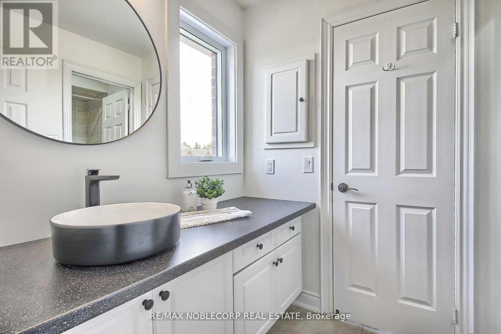 22 Escapade Drive, Richmond Hill, Ontario  L4E 4X7 - Photo 19 - N12438018