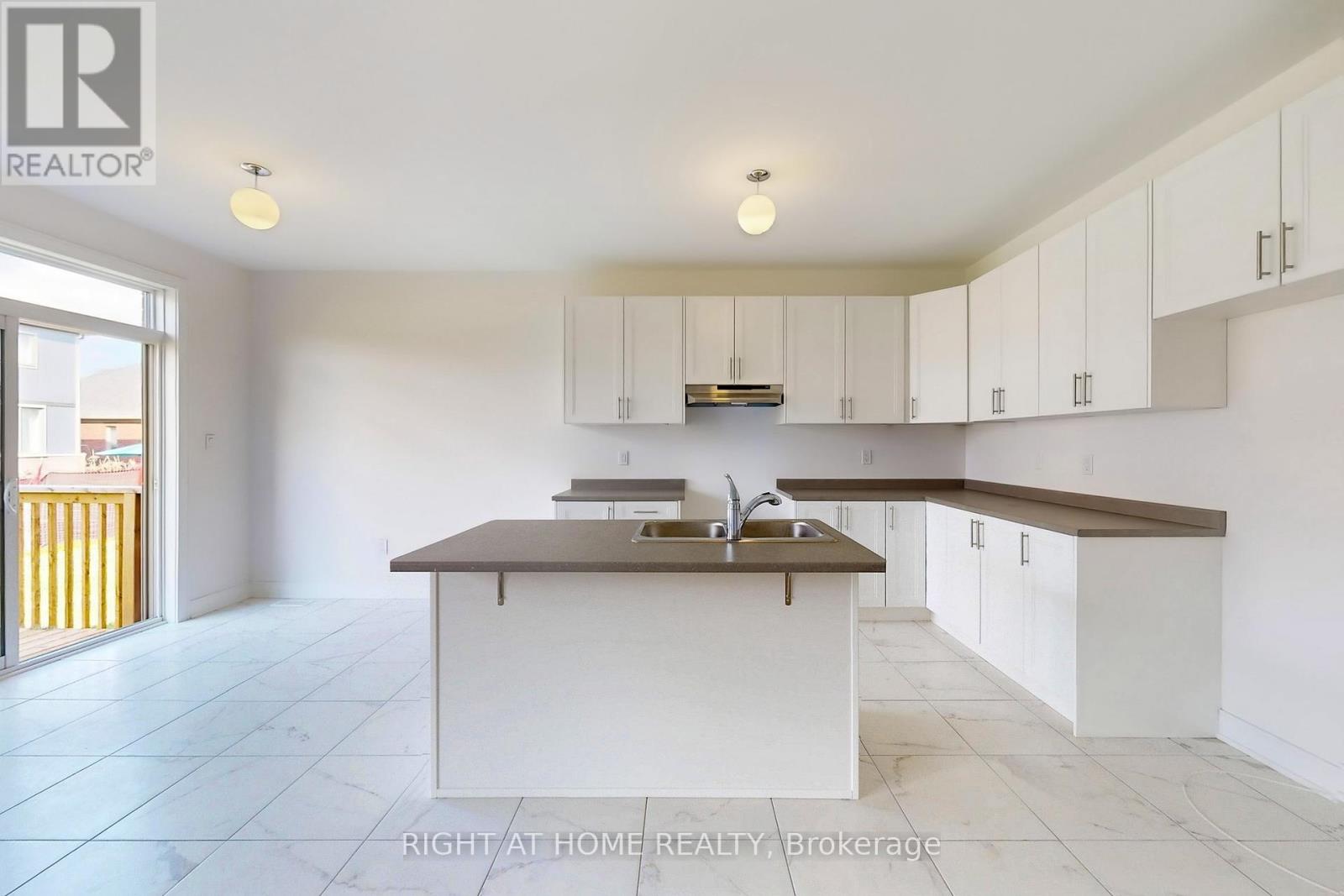 258 Duncan Street, Clearview, Ontario  L0M 1S0 - Photo 12 - S12437931