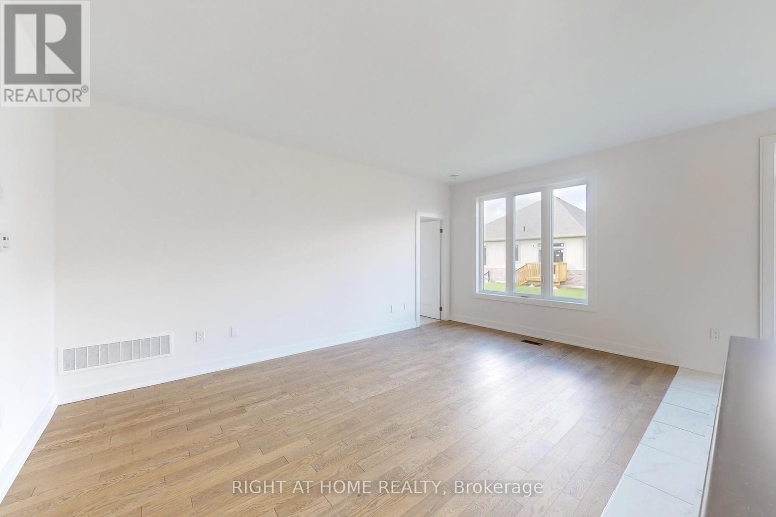 258 Duncan Street, Clearview, Ontario  L0M 1S0 - Photo 3 - S12437931