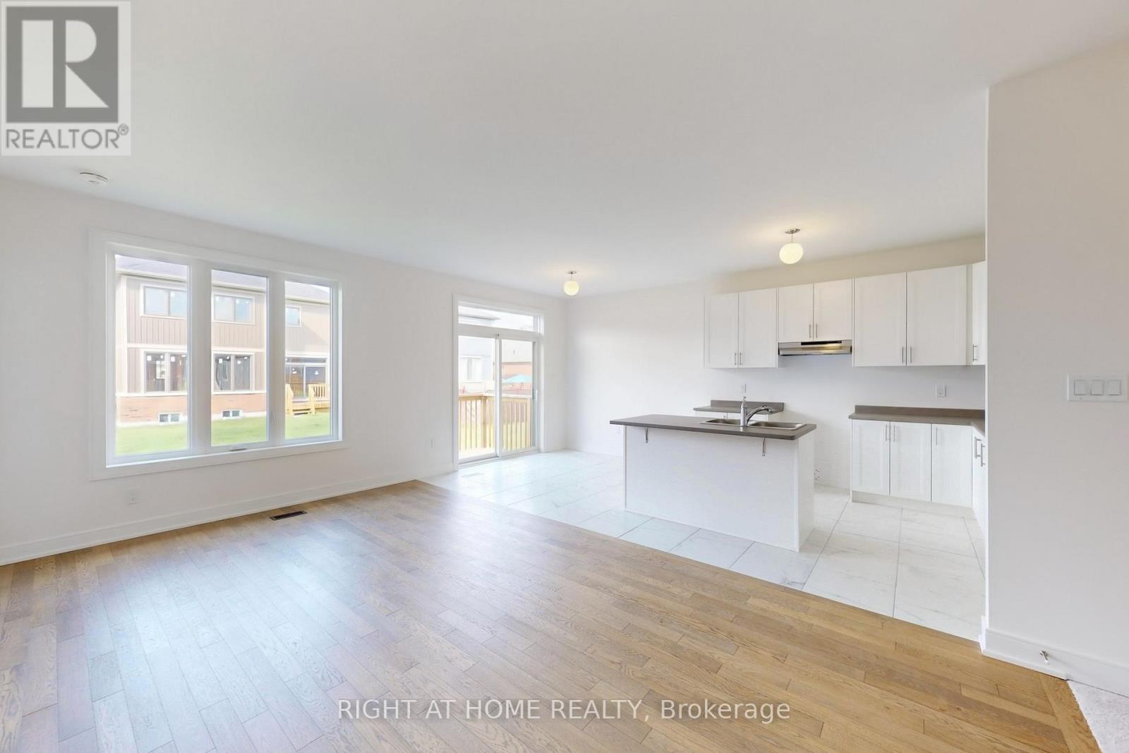 258 Duncan Street, Clearview, Ontario  L0M 1S0 - Photo 4 - S12437931