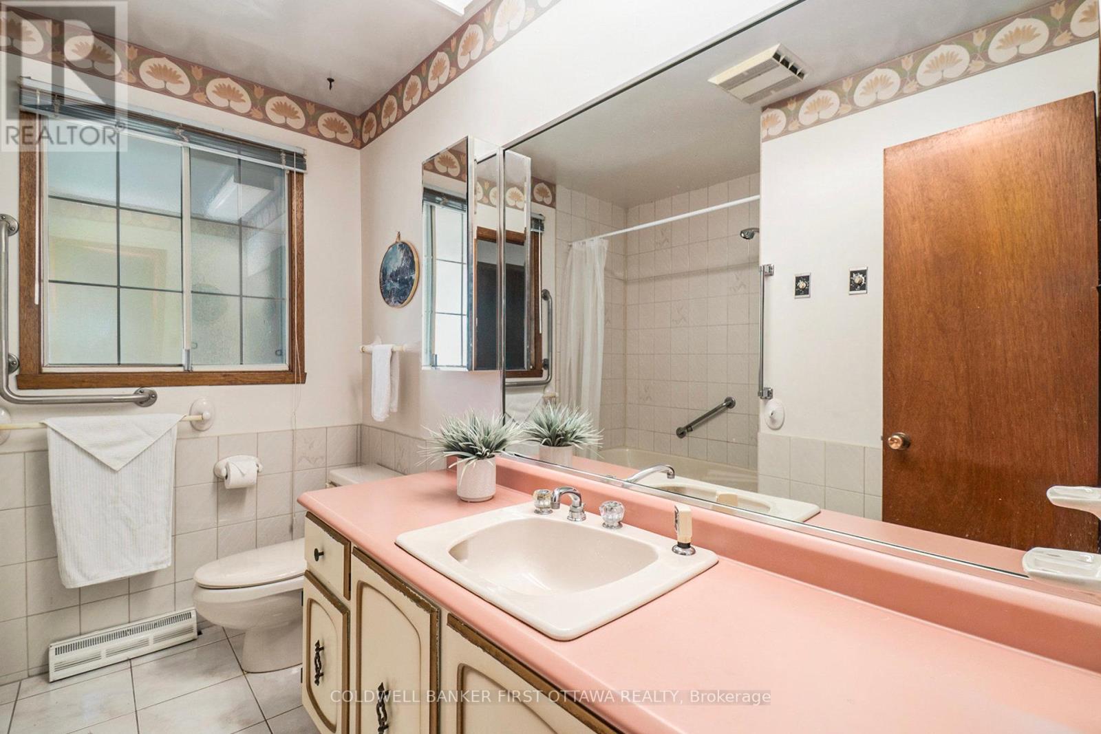 521 Ridgewood Drive, Cornwall, Ontario  K6H 5Z6 - Photo 12 - X12438144