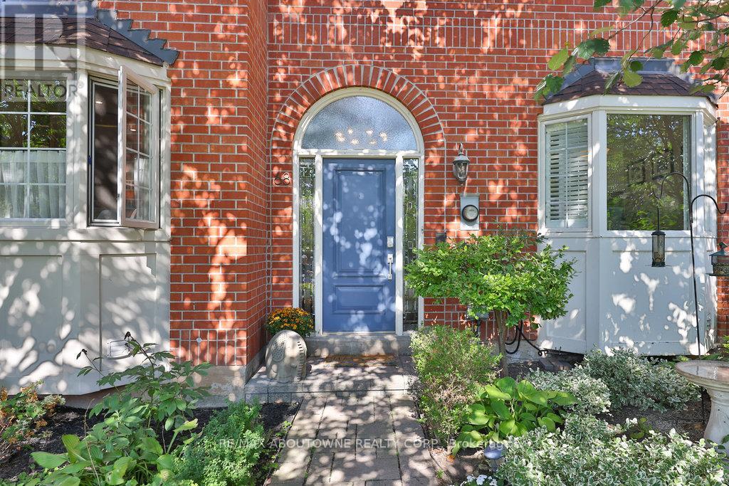 68 Tradewind Drive, Oakville, Ontario  L6L 6K9 - Photo 2 - W12409967