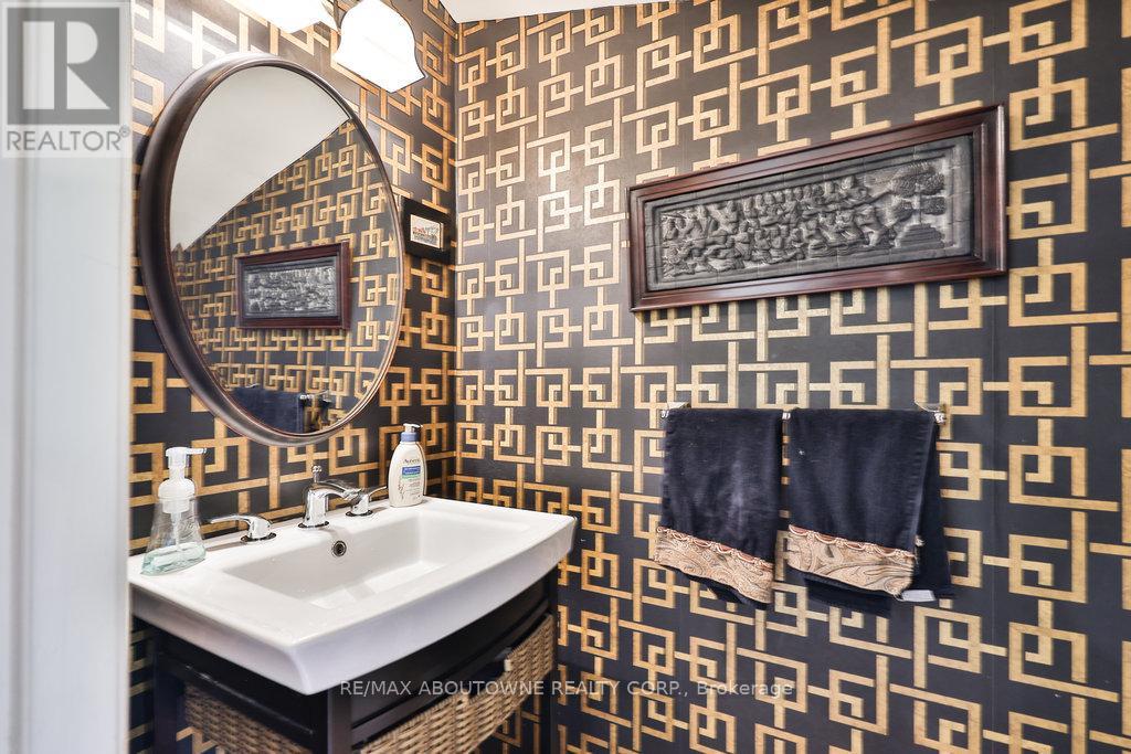 68 Tradewind Drive, Oakville, Ontario  L6L 6K9 - Photo 4 - W12409967