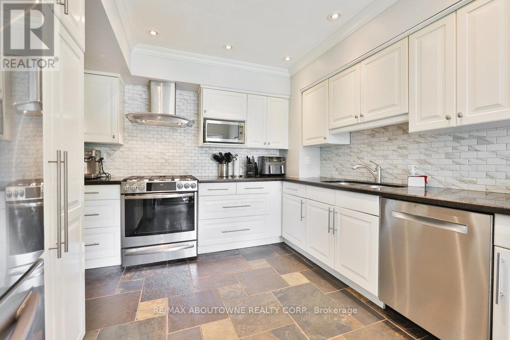 68 Tradewind Drive, Oakville, Ontario  L6L 6K9 - Photo 9 - W12409967