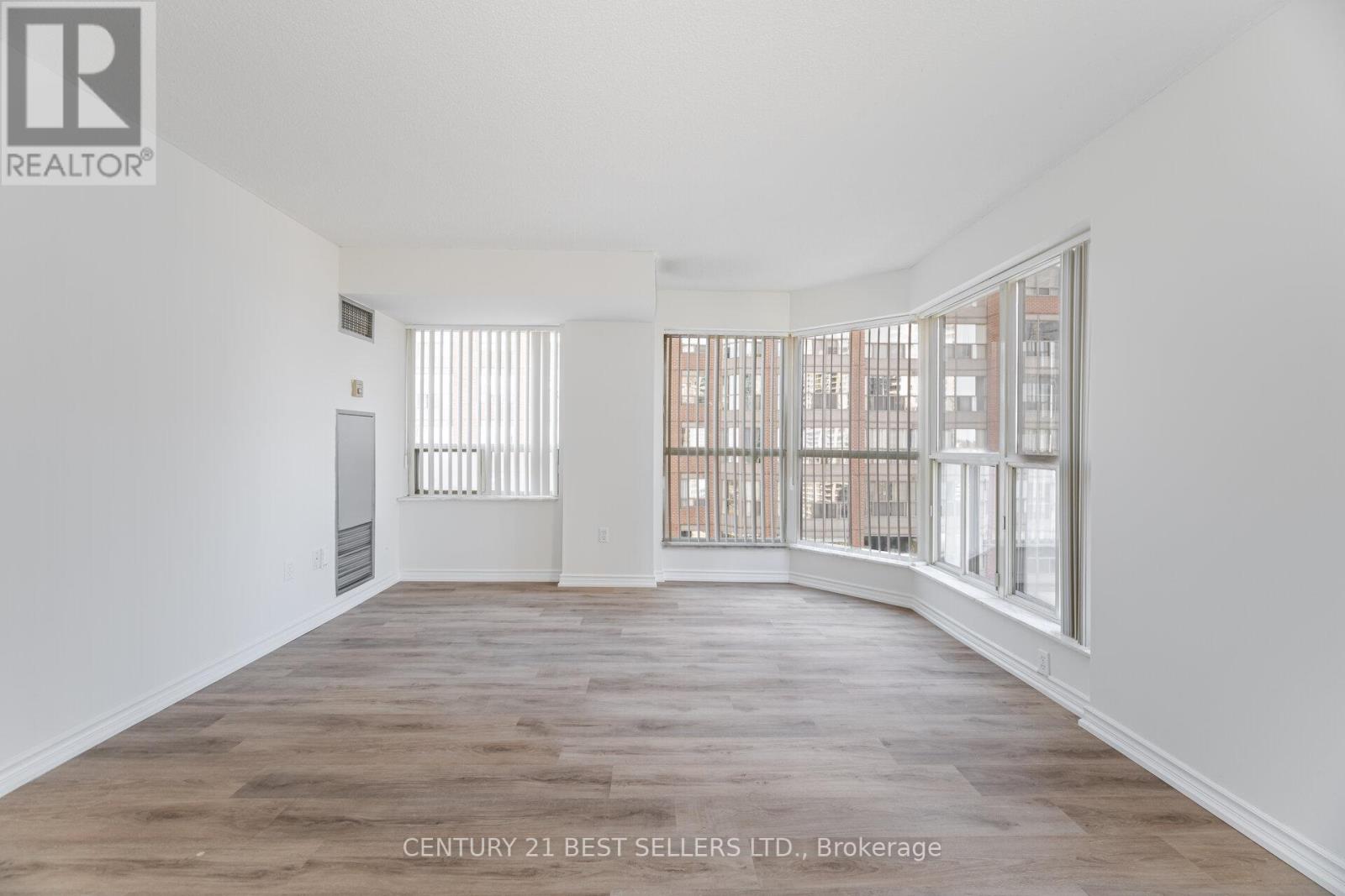 1704 - 325 Webb Drive, Mississauga, Ontario  L5B 3Z9 - Photo 10 - W12437949