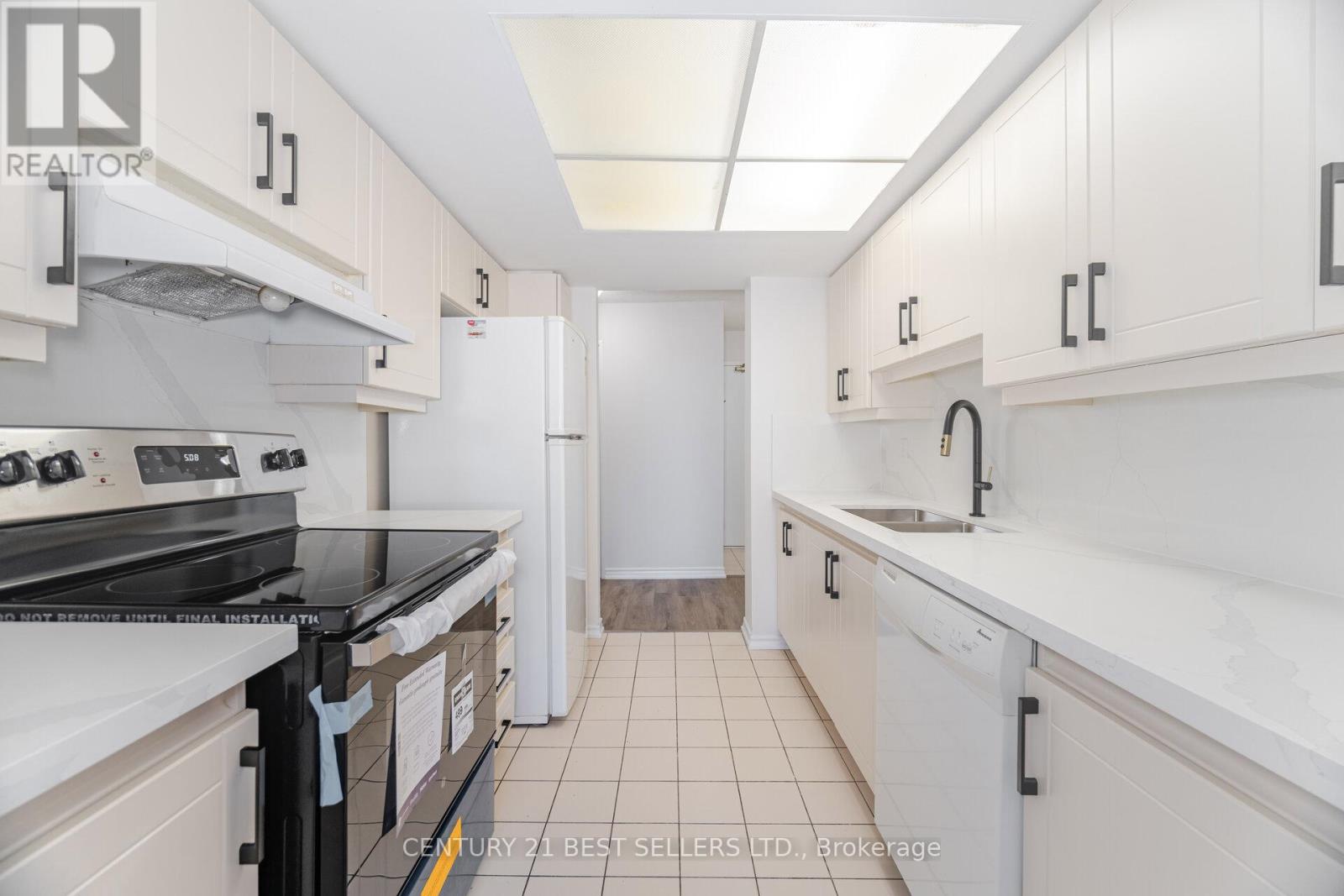 1704 - 325 Webb Drive, Mississauga, Ontario  L5B 3Z9 - Photo 17 - W12437949