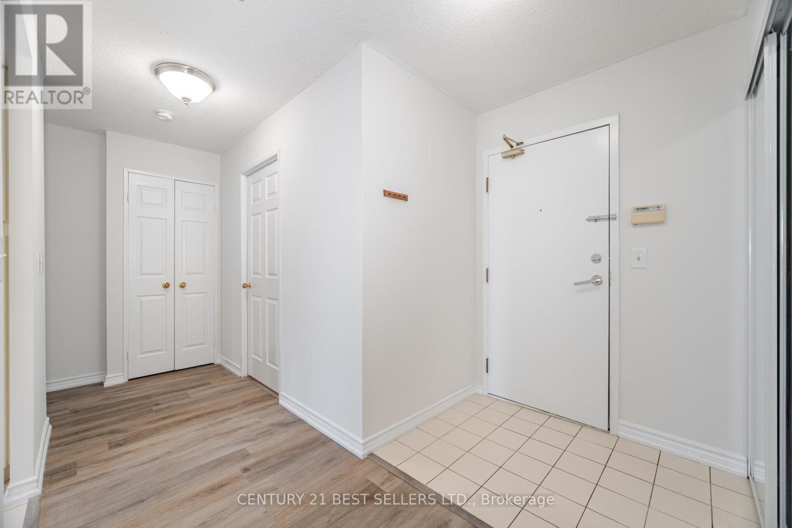 1704 - 325 Webb Drive, Mississauga, Ontario  L5B 3Z9 - Photo 6 - W12437949
