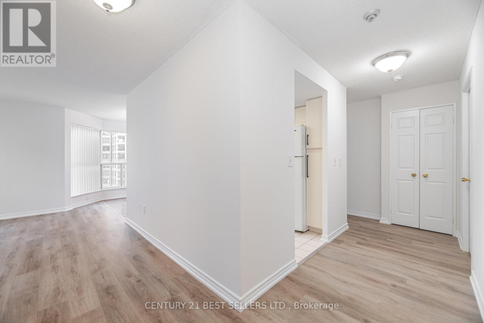 1704 - 325 Webb Drive, Mississauga, Ontario  L5B 3Z9 - Photo 8 - W12437949