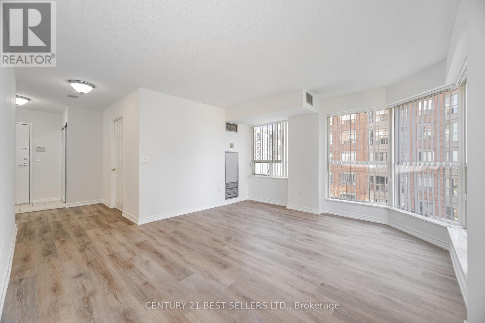 1704 - 325 Webb Drive, Mississauga, Ontario  L5B 3Z9 - Photo 9 - W12437949