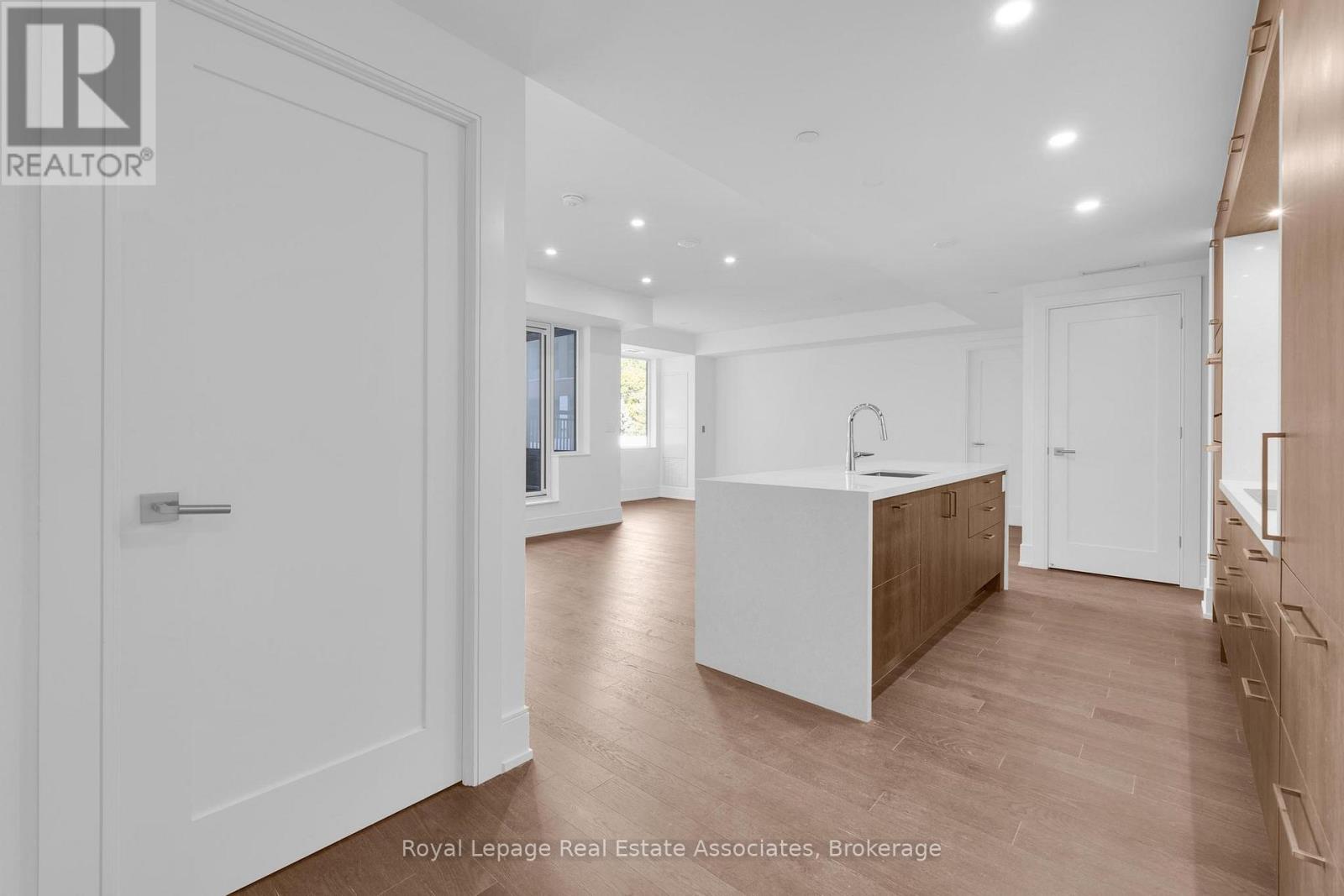 203 - 259 The Kingsway, Toronto, Ontario  M9A 0G2 - Photo 2 - W12437983