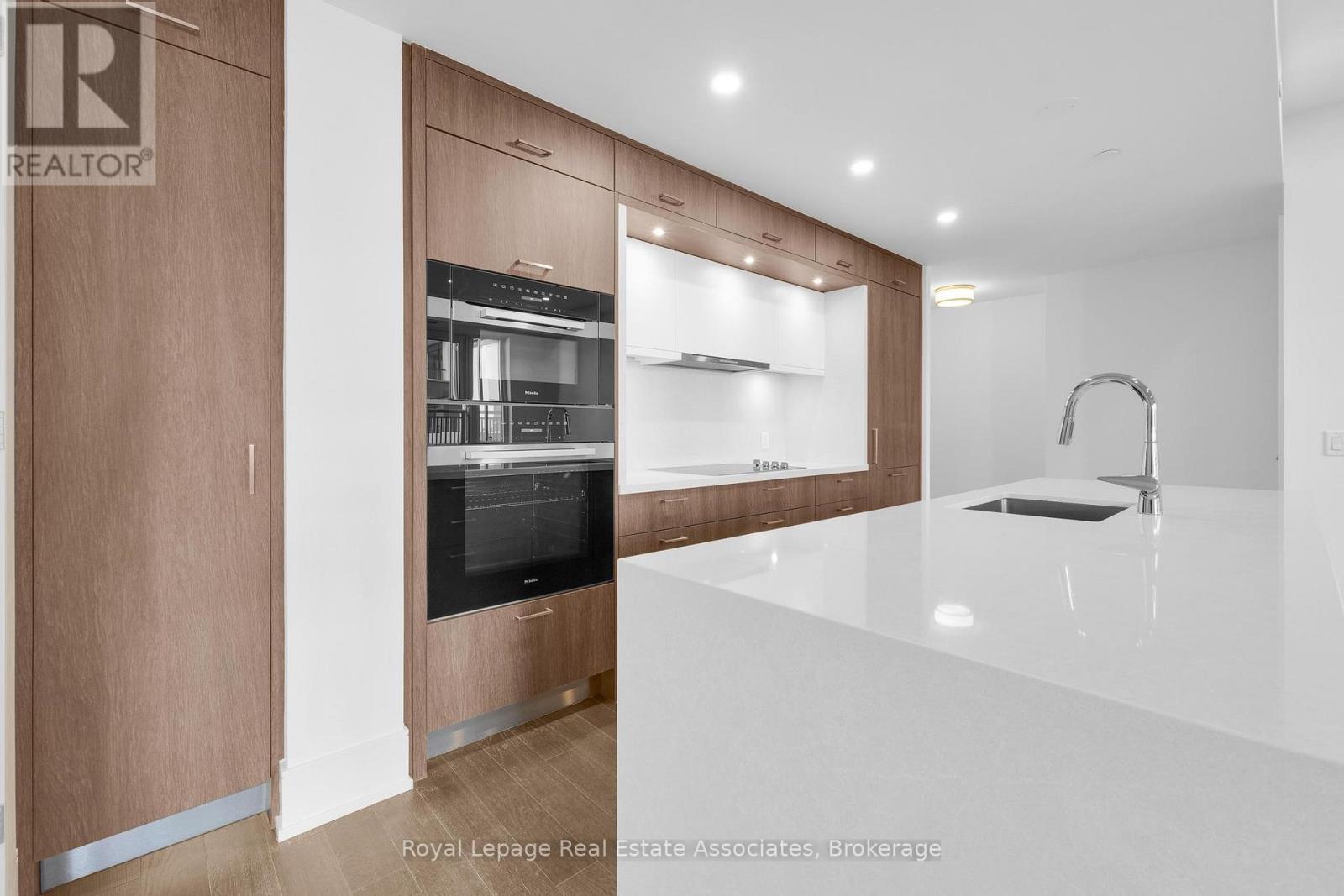 203 - 259 The Kingsway, Toronto, Ontario  M9A 0G2 - Photo 8 - W12437983