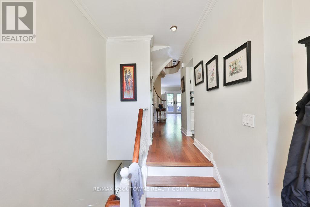 68 Tradewind Drive, Oakville, Ontario  L6L 6K9 - Photo 5 - W12409967