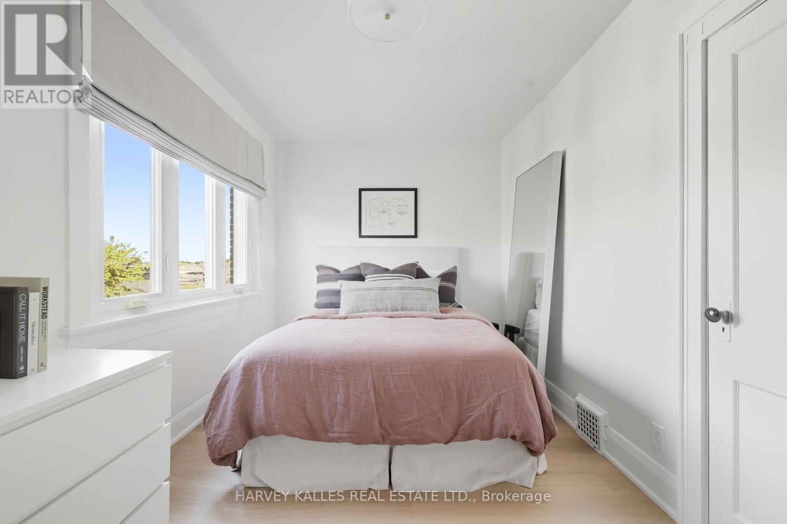 266 Mcroberts Avenue, Toronto, Ontario  M6E 4P6 - Photo 15 - W12438054