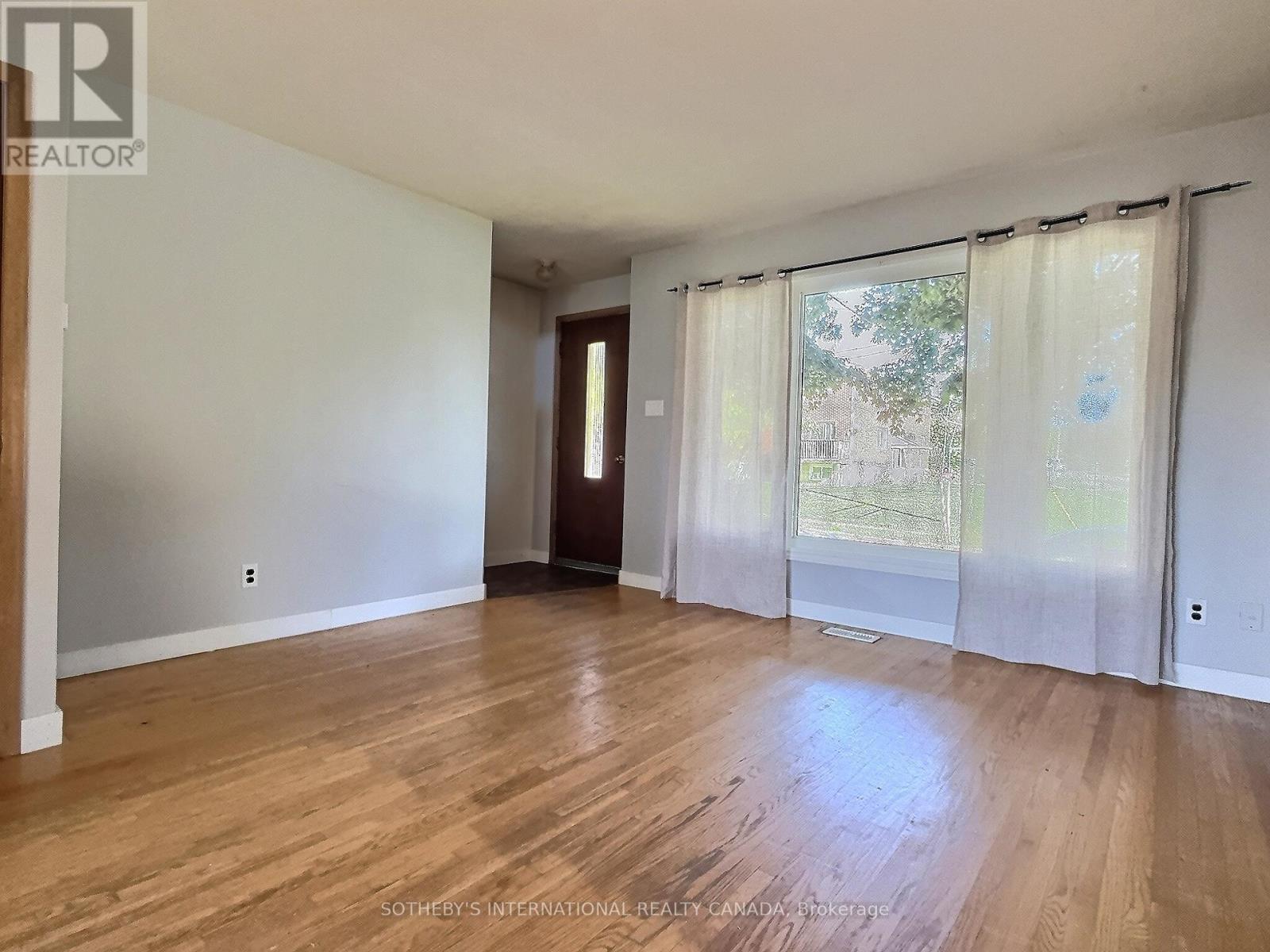 27 Hilltop Drive, Cambridge, Ontario  N1R 1S8 - Photo 2 - X12438007