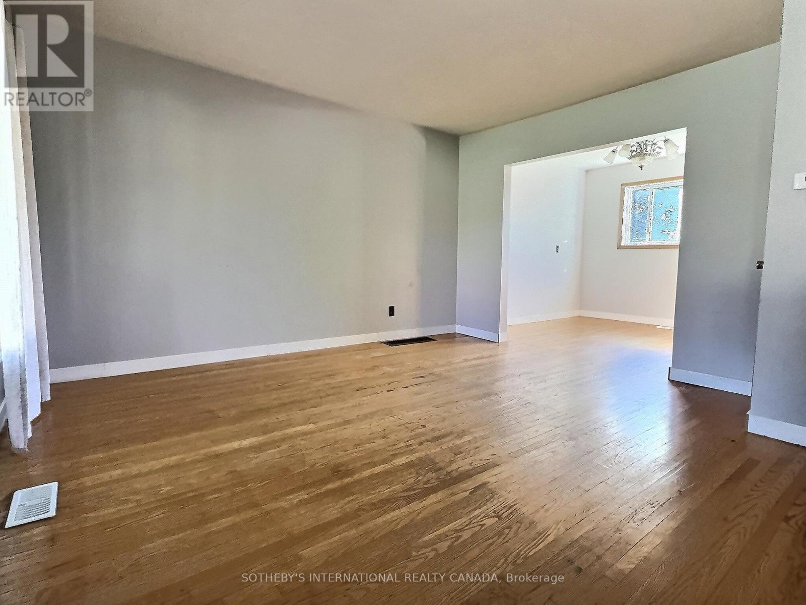 27 Hilltop Drive, Cambridge, Ontario  N1R 1S8 - Photo 3 - X12438007