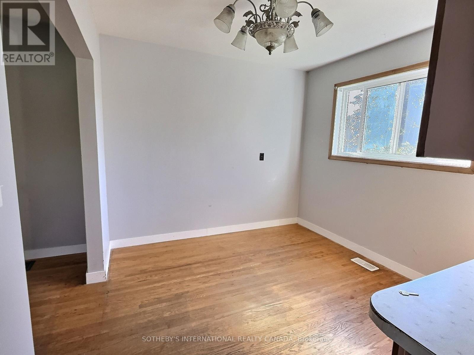 27 Hilltop Drive, Cambridge, Ontario  N1R 1S8 - Photo 4 - X12438007