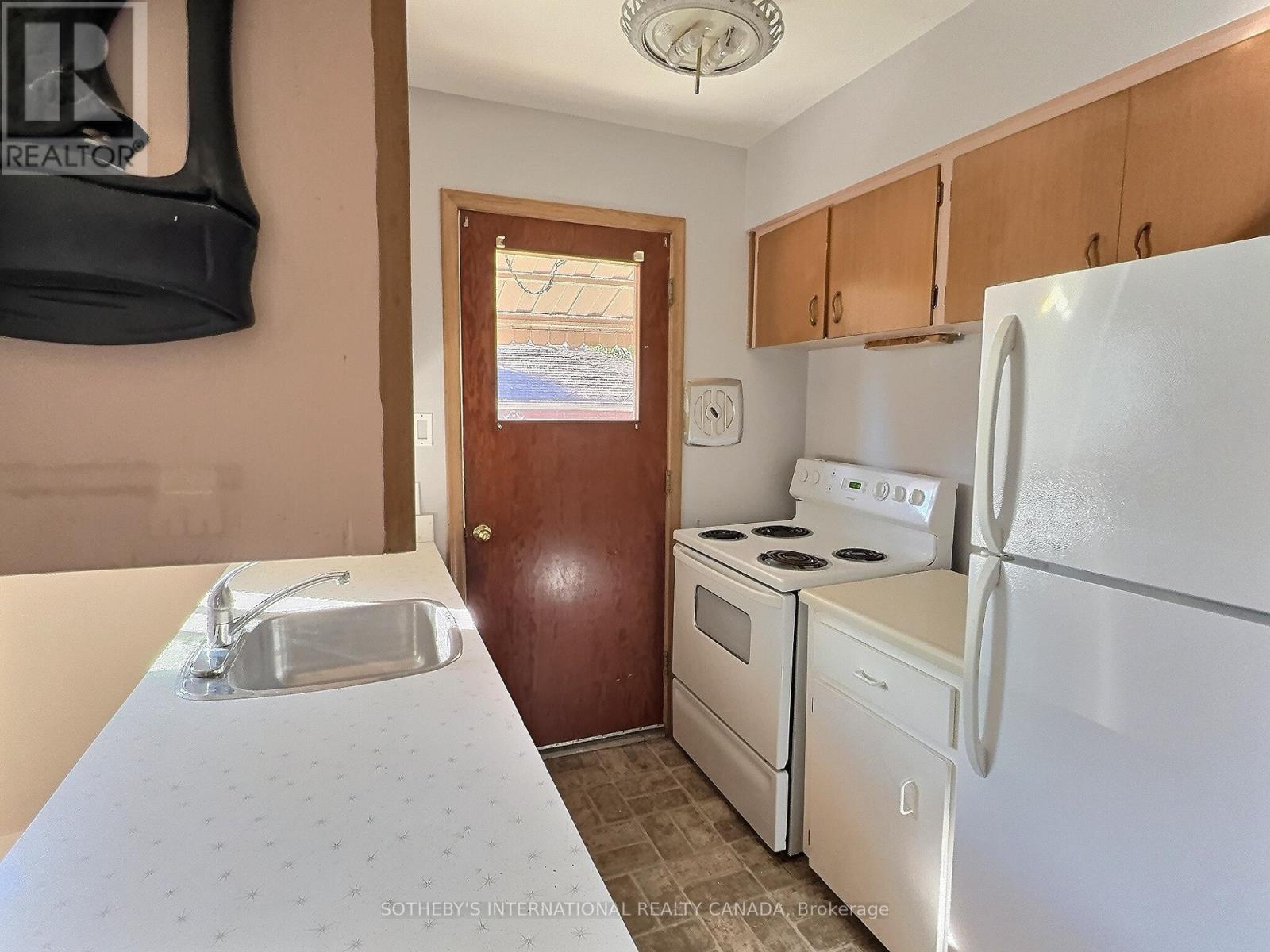 27 Hilltop Drive, Cambridge, Ontario  N1R 1S8 - Photo 8 - X12438007