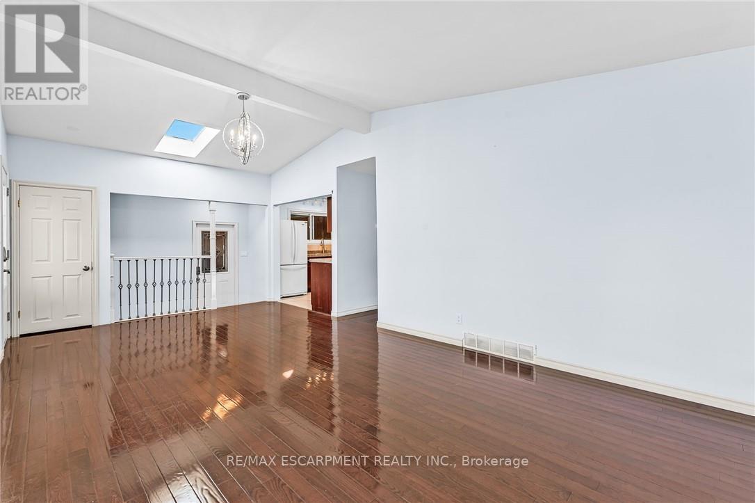 6122 Mayfair Drive, Niagara Falls, Ontario  L2J 1W1 - Photo 13 - X12438008