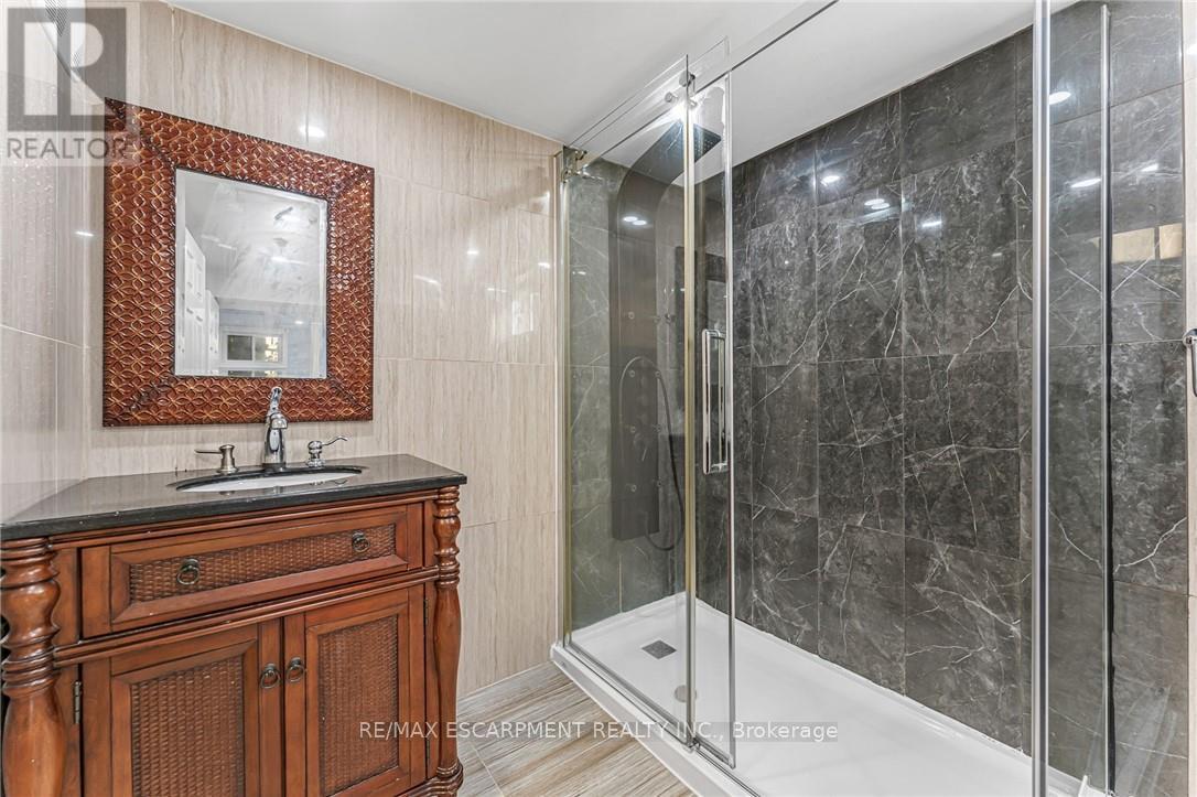 6122 Mayfair Drive, Niagara Falls, Ontario  L2J 1W1 - Photo 22 - X12438008