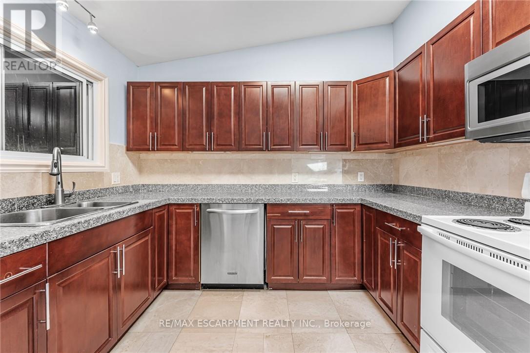 6122 Mayfair Drive, Niagara Falls, Ontario  L2J 1W1 - Photo 5 - X12438008