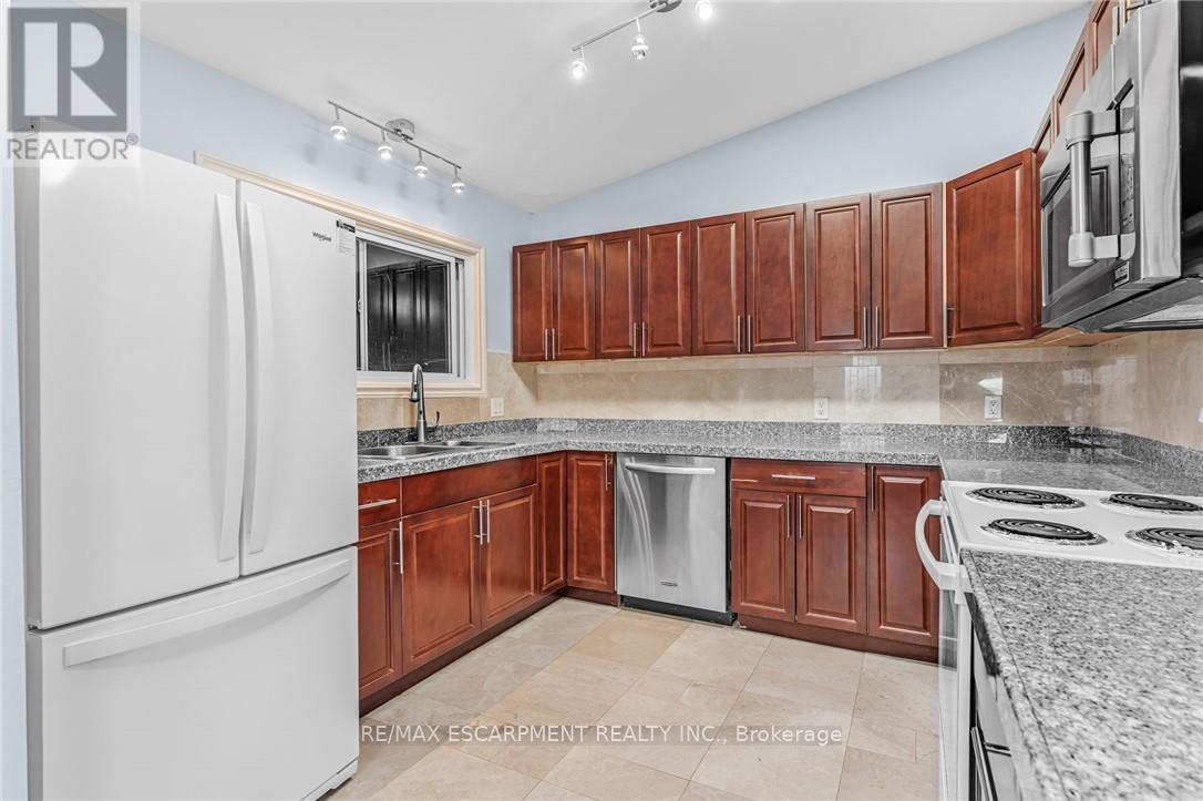 6122 Mayfair Drive, Niagara Falls, Ontario  L2J 1W1 - Photo 6 - X12438008