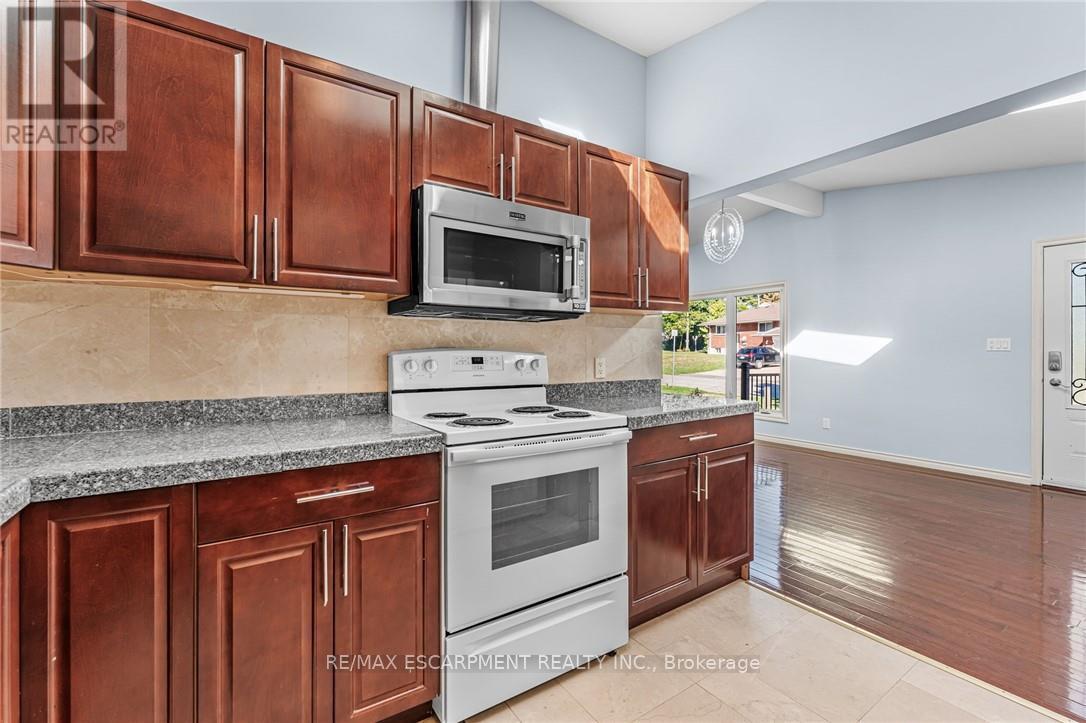 6122 Mayfair Drive, Niagara Falls, Ontario  L2J 1W1 - Photo 7 - X12438008