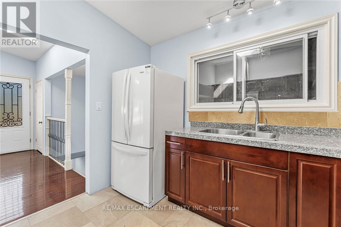 6122 Mayfair Drive, Niagara Falls, Ontario  L2J 1W1 - Photo 8 - X12438008