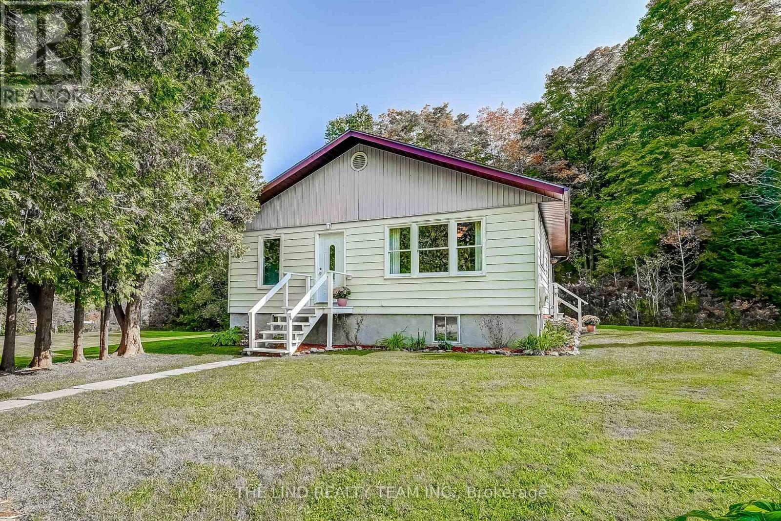 949 Raymond Road, Muskoka Lakes, Ontario  P0B 1M0 - Photo 2 - X12438100