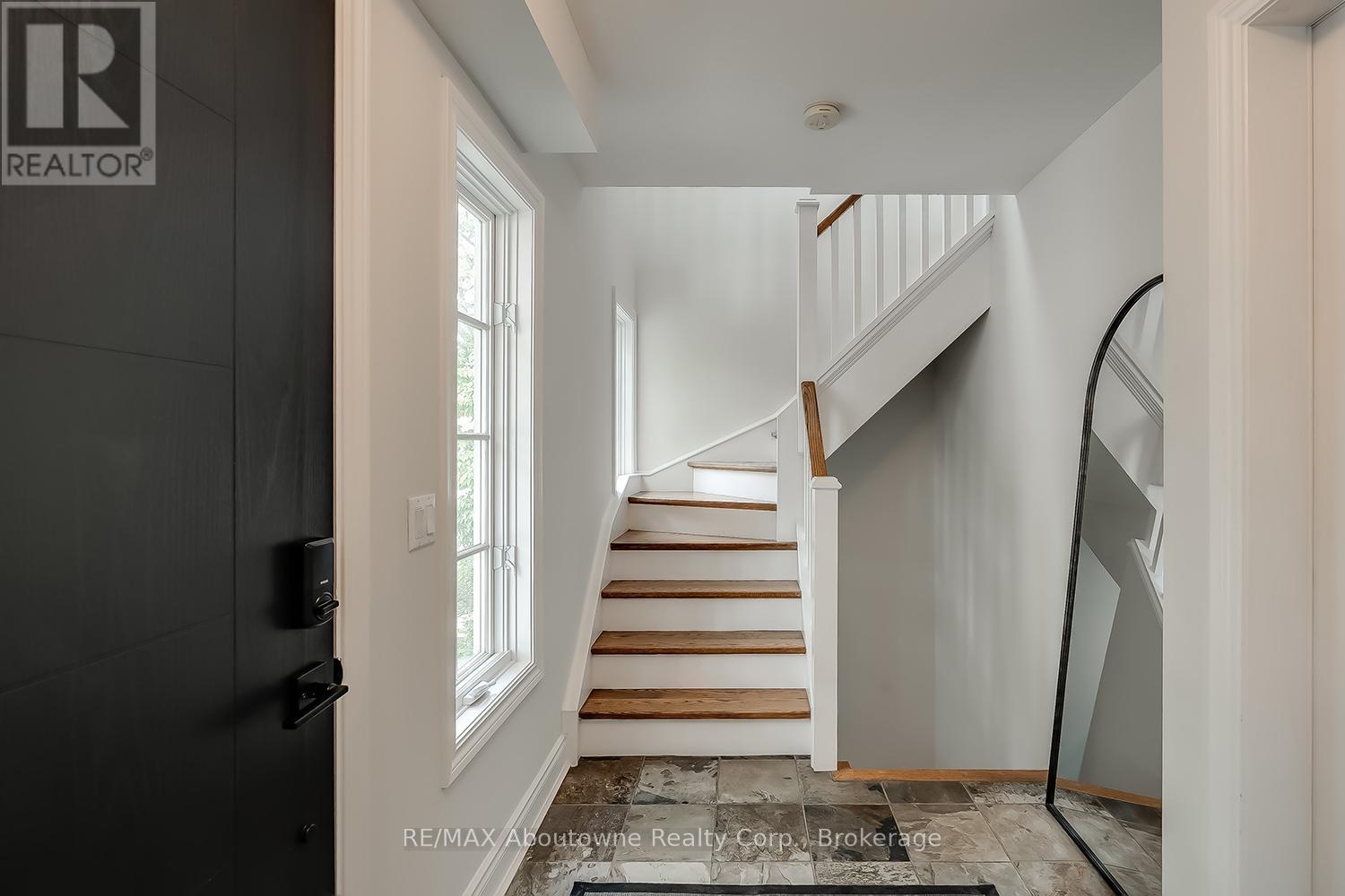 234 Randall Street, Oakville, Ontario  L6J 1P7 - Photo 8 - W12438227