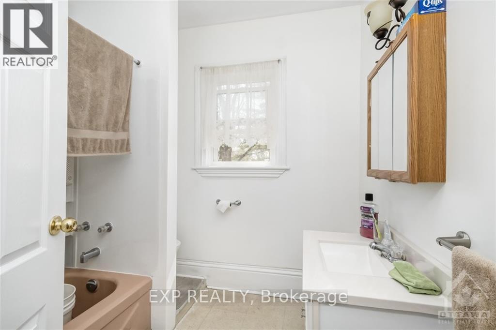 70-72 Victoria Avenue, Smiths Falls, Ontario  K7A 2P5 - Photo 11 - X12438345