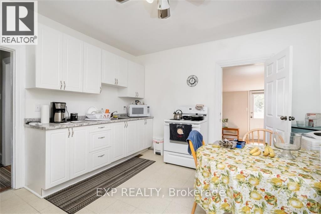 70-72 Victoria Avenue, Smiths Falls, Ontario  K7A 2P5 - Photo 7 - X12438345