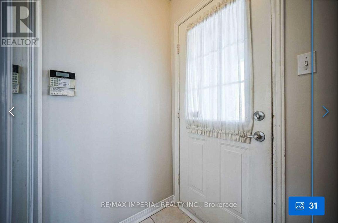 89 Grasslands Avenue, Richmond Hill, Ontario  L4B 4K5 - Photo 3 - N12438107