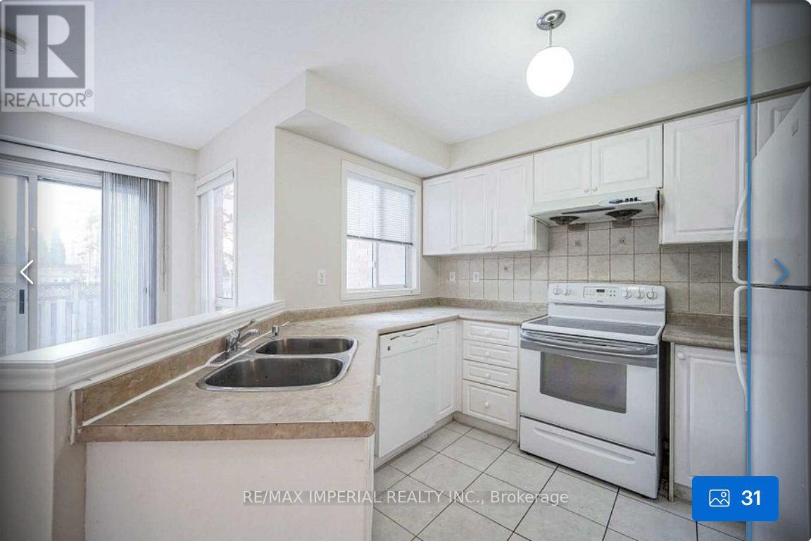 89 Grasslands Avenue, Richmond Hill, Ontario  L4B 4K5 - Photo 8 - N12438107