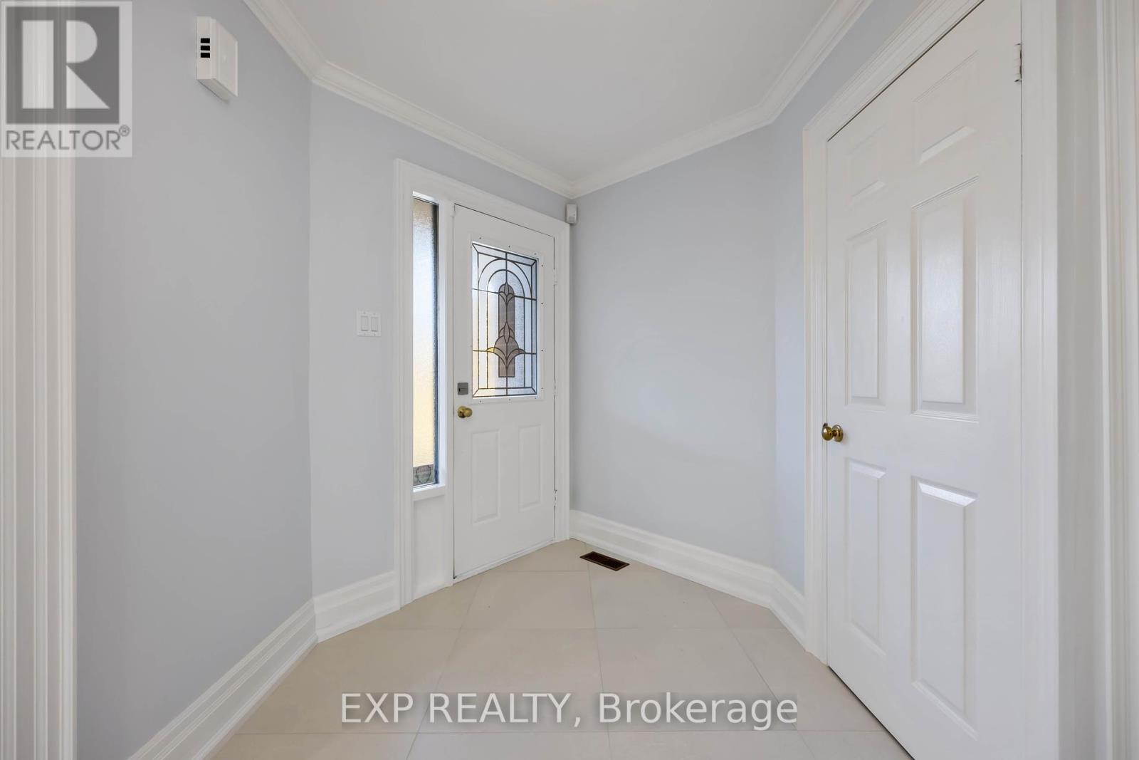 126 Largo Crescent, Vaughan, Ontario  L6A 1N1 - Photo 2 - N12438112
