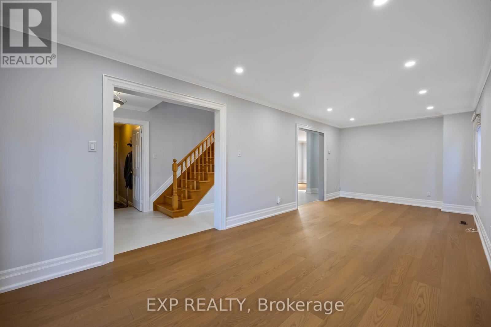 126 Largo Crescent, Vaughan, Ontario  L6A 1N1 - Photo 3 - N12438112