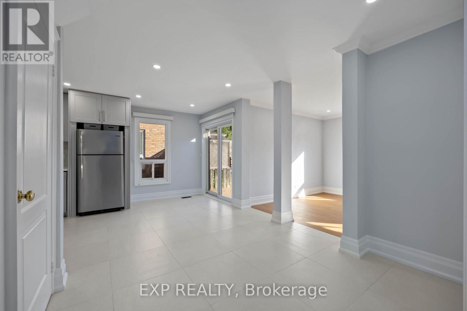 126 Largo Crescent, Vaughan, Ontario  L6A 1N1 - Photo 4 - N12438112