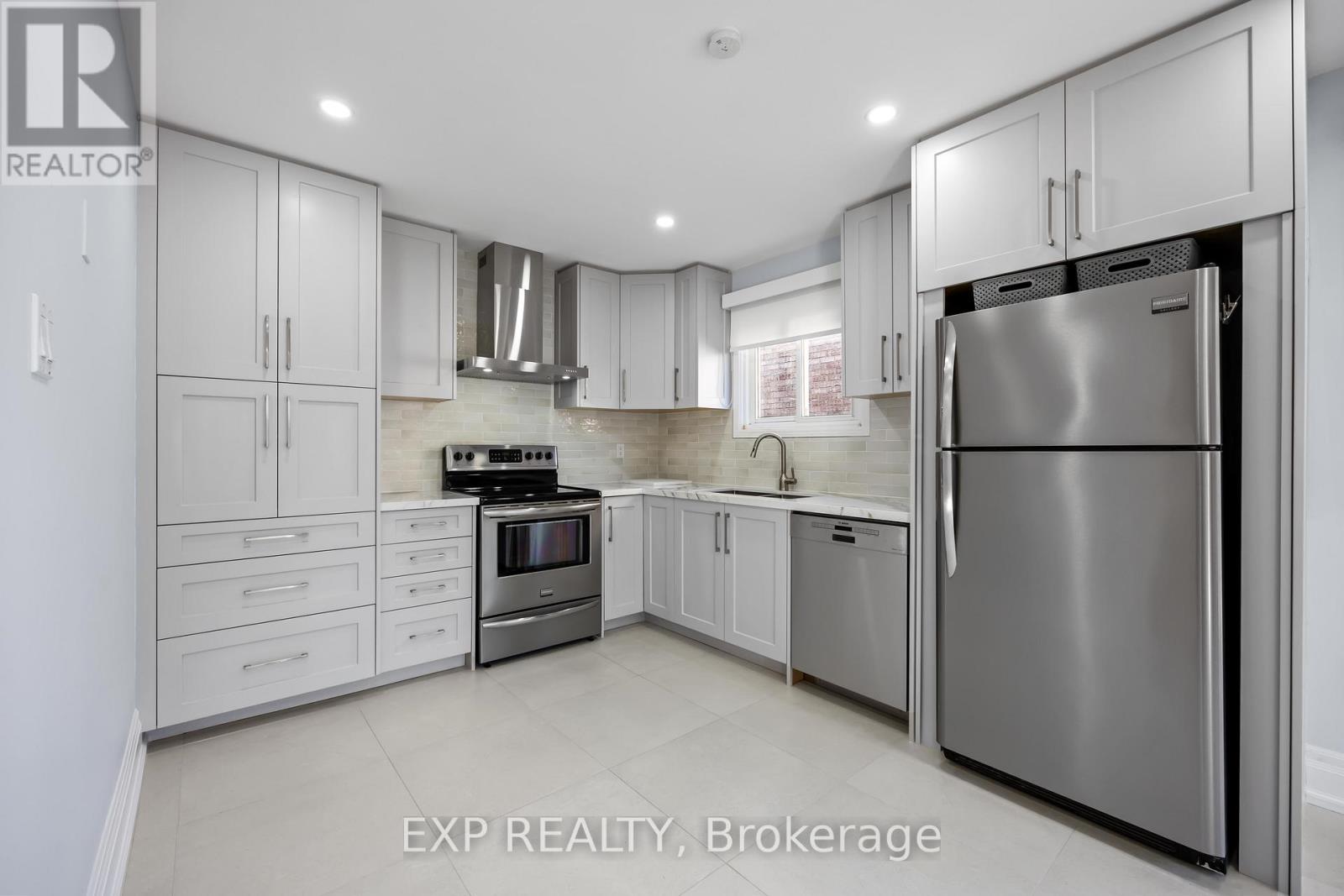 126 Largo Crescent, Vaughan, Ontario  L6A 1N1 - Photo 5 - N12438112
