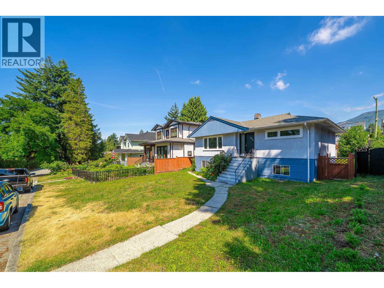 432 W 25th Street, North Vancouver, British Columbia  V7N 2G2 - Photo 2 - R3026309