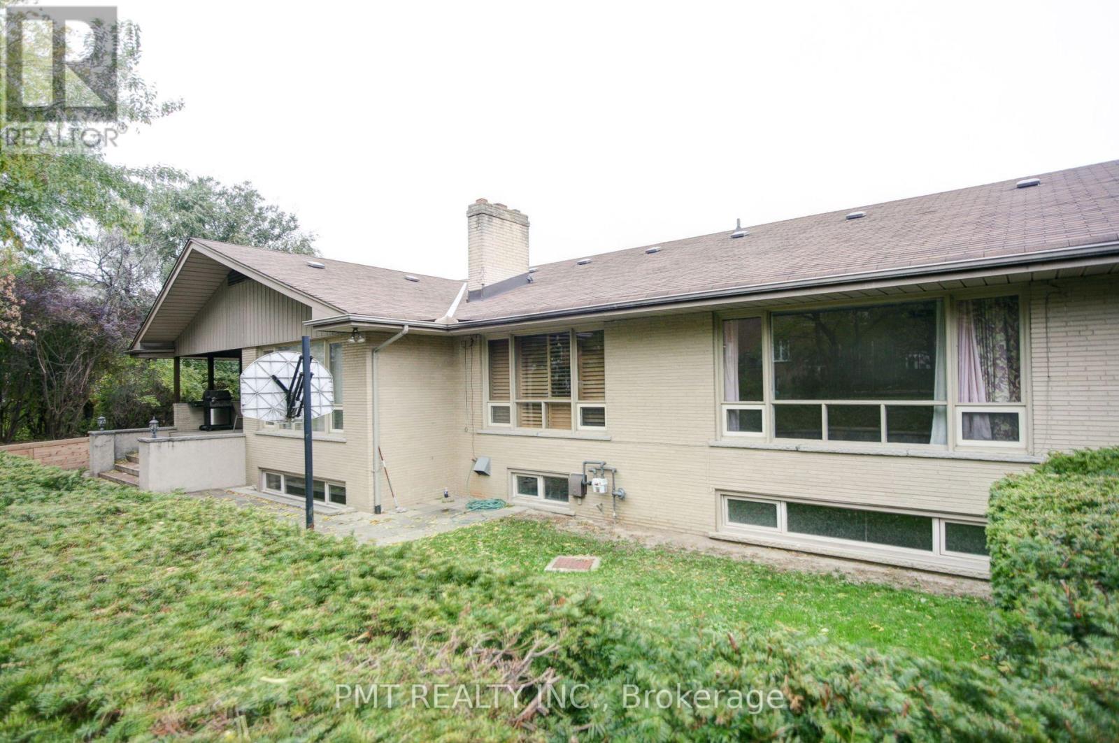16 Carousel Court, Toronto, Ontario  M6B 3M1 - Photo 10 - W12438128