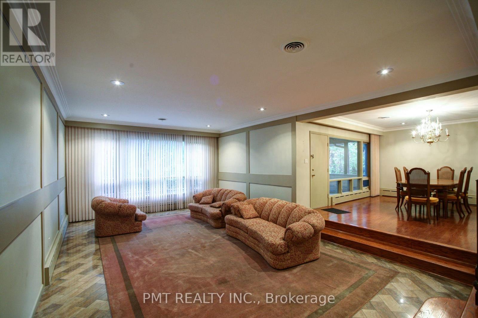 16 Carousel Court, Toronto, Ontario  M6B 3M1 - Photo 11 - W12438128