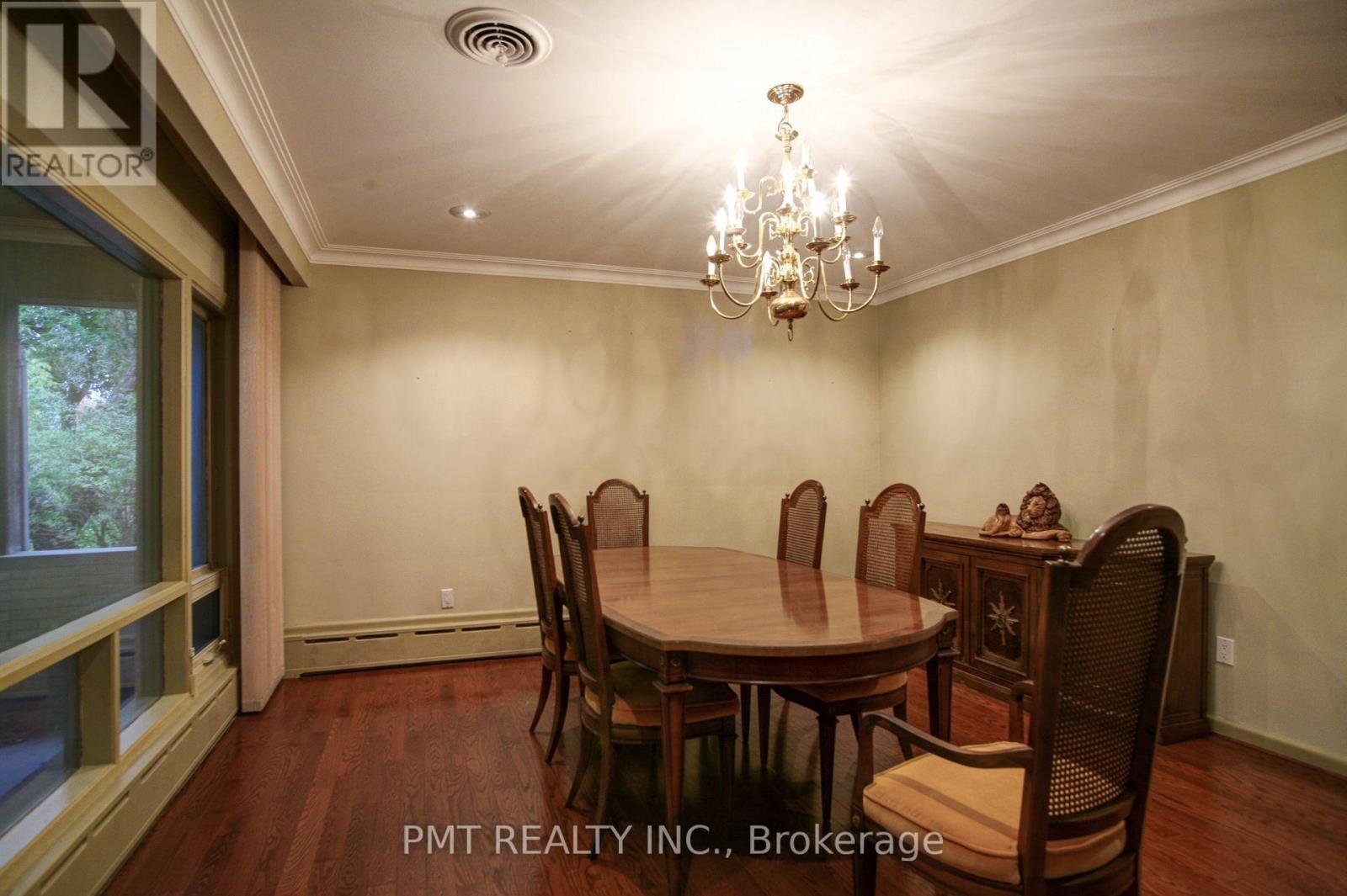 16 Carousel Court, Toronto, Ontario  M6B 3M1 - Photo 12 - W12438128