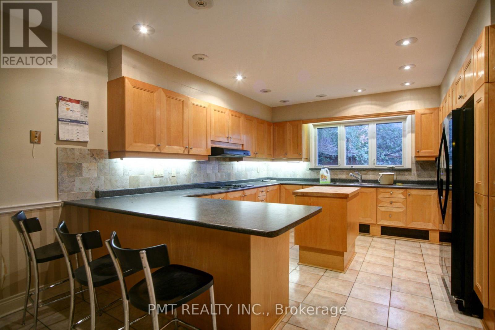 16 Carousel Court, Toronto, Ontario  M6B 3M1 - Photo 14 - W12438128
