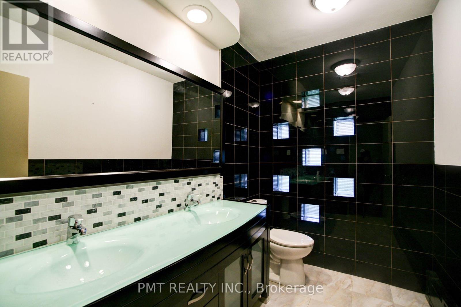 16 Carousel Court, Toronto, Ontario  M6B 3M1 - Photo 16 - W12438128
