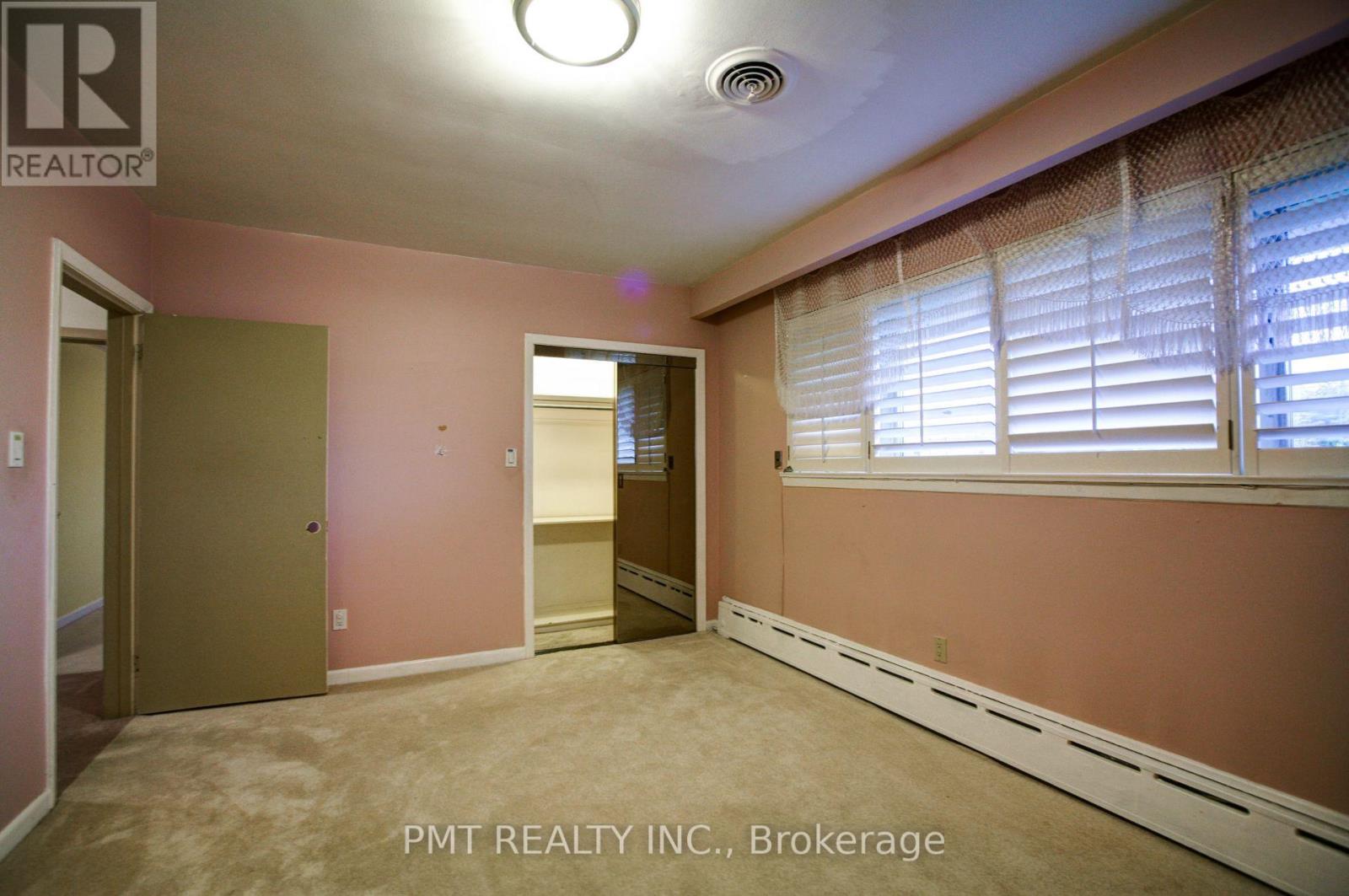 16 Carousel Court, Toronto, Ontario  M6B 3M1 - Photo 18 - W12438128