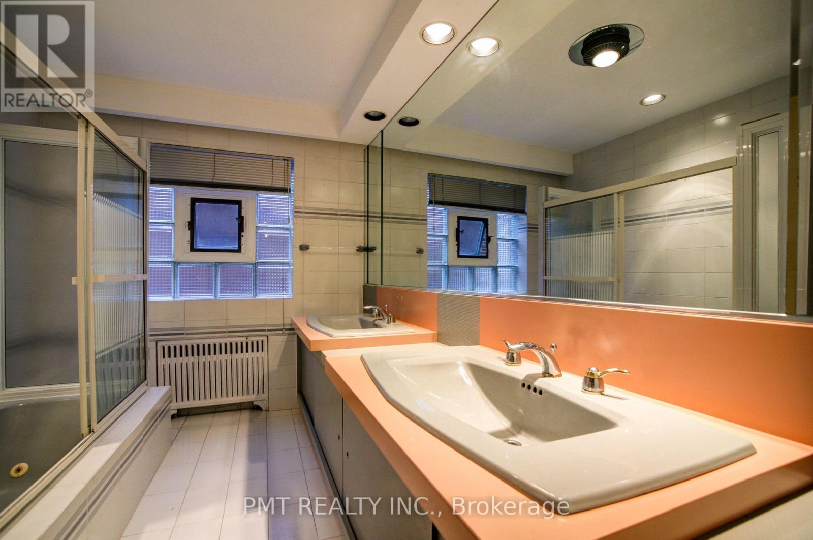 16 Carousel Court, Toronto, Ontario  M6B 3M1 - Photo 19 - W12438128