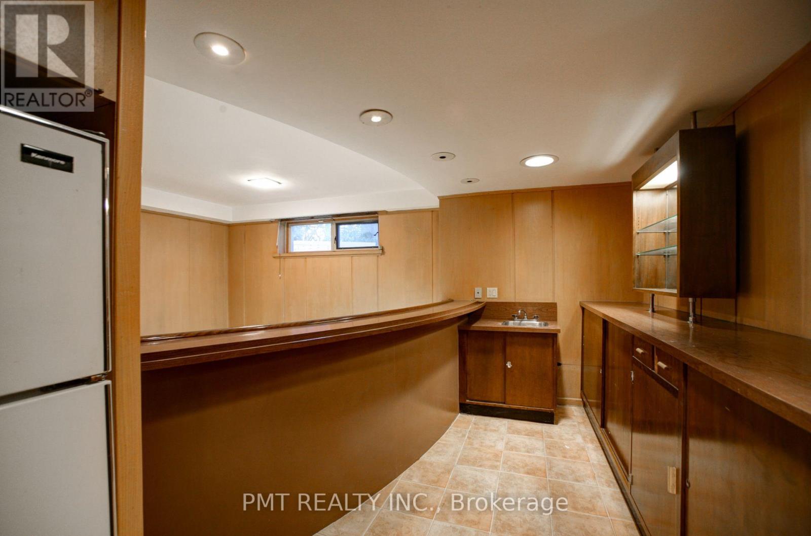 16 Carousel Court, Toronto, Ontario  M6B 3M1 - Photo 21 - W12438128